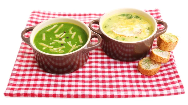 Lekkere soep in steelpannen, geïsoleerd op wit — Stockfoto