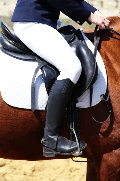 Menina bonita montando um cavalo ao ar livre — Fotografia de Stock