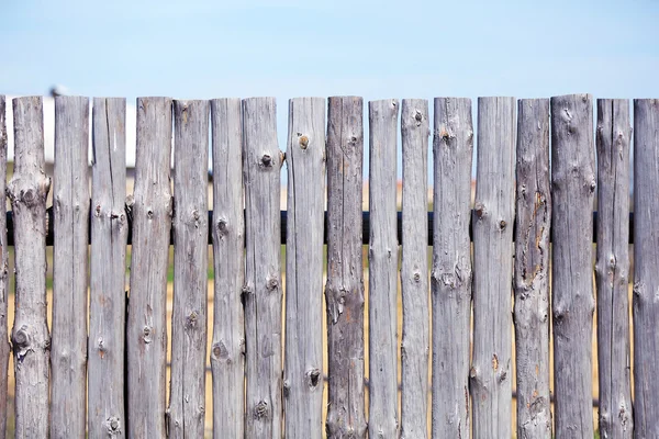 Houten hek op hemelachtergrond — Stockfoto