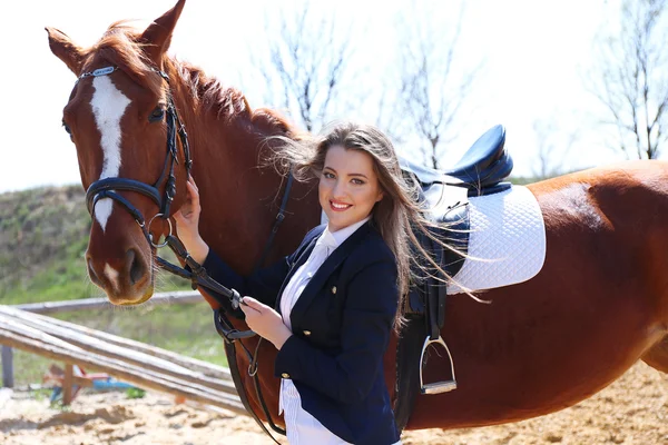 Chica con caballo — Foto de Stock