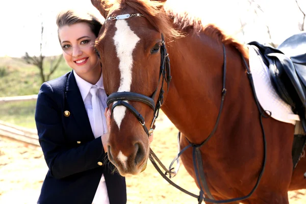 Chica con caballo — Foto de Stock