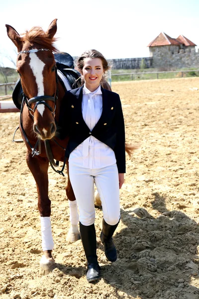 Chica con caballo — Foto de Stock