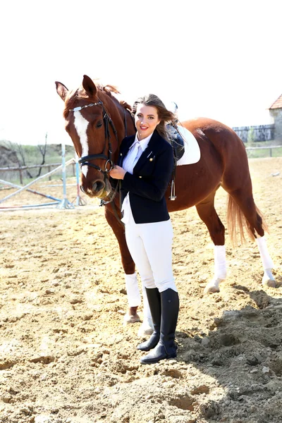 Menina com cavalo — Fotografia de Stock