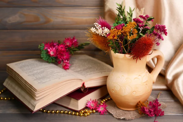 Hermoso ramo de flores brillantes — Foto de Stock