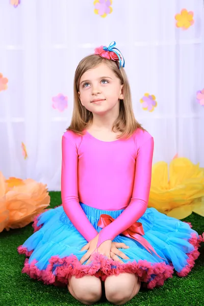 Hermosa niña pequeña en falda pequeña — Foto de Stock