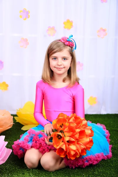 Vacker liten flicka i småaktiga kjol — Stockfoto
