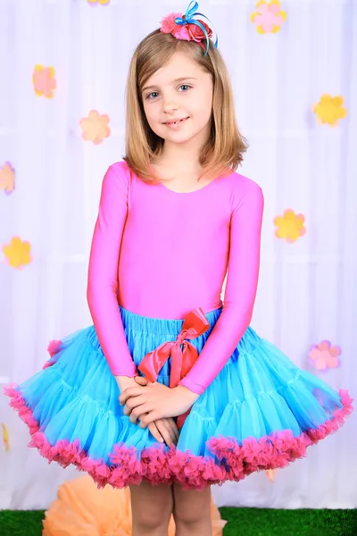 Hermosa niña pequeña en falda pequeña — Foto de Stock