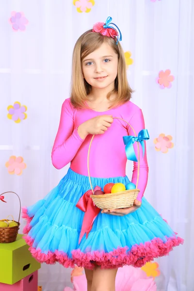 Krásná malá holčička v drobné sukně — Stock fotografie