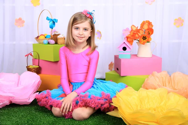 Hermosa niña pequeña en falda pequeña —  Fotos de Stock