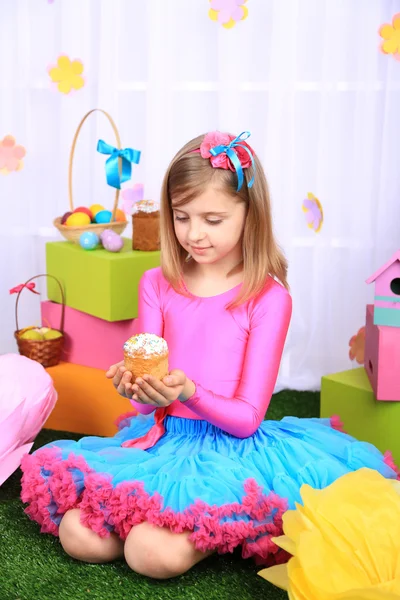 Hermosa niña pequeña en falda pequeña — Foto de Stock