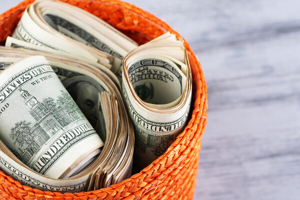 Пачки долларов
