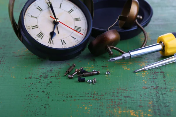 Reparera klockan på trä bakgrund — Stockfoto