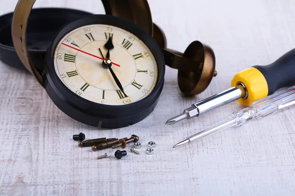 Repair clock on wooden background — Stock Photo, Image