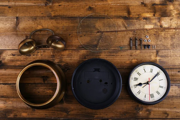 Επισκευή ρολόι σε ξύλινο φόντο — Φωτογραφία Αρχείου