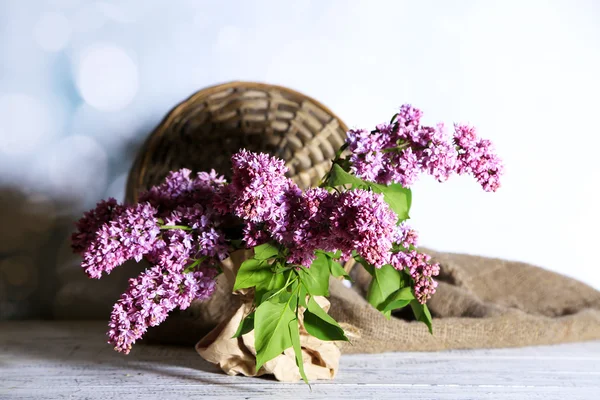 Lindas flores lilás em vaso, na cor de fundo de madeira — Fotografia de Stock