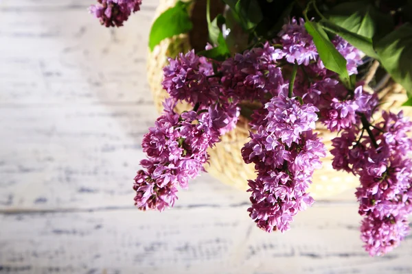 Bellissimi fiori lilla in vaso, su sfondo di legno a colori — Foto Stock