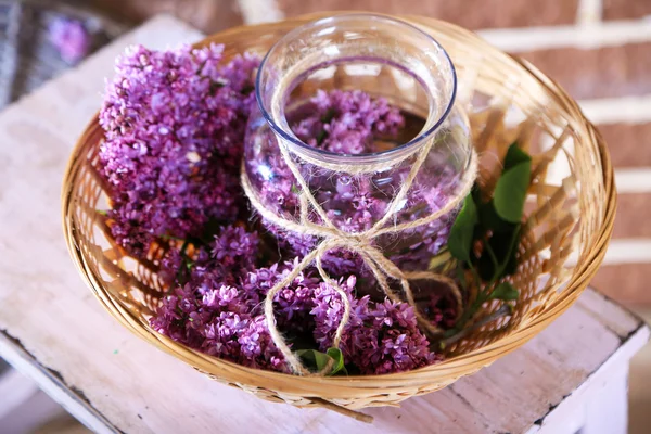Bellissimi fiori lilla in vaso, su scala di legno, su sfondo parete a colori — Foto Stock