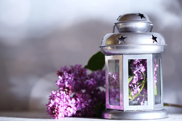 Belles fleurs lilas en vase, sur table en bois de couleur, sur fond sombre — Photo