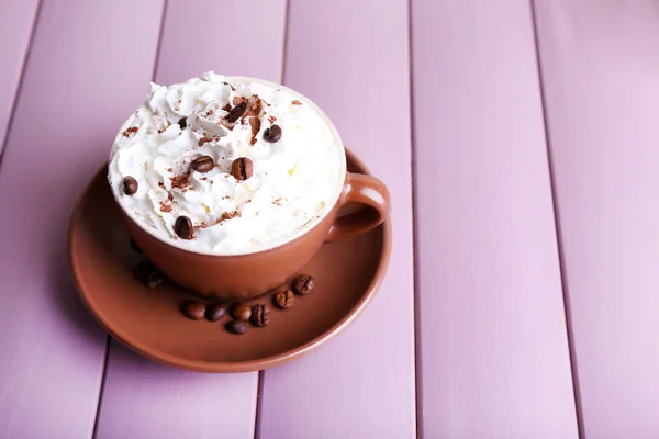 Copa de café fuerte sobre fondo de madera de color — Foto de Stock