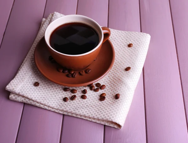Tasse starken Kaffee auf farbigem Holzhintergrund — Stockfoto