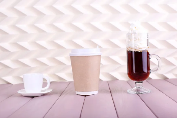 Ассортимент кофейных напитков на деревянном столе, на светлом фоне — стоковое фото