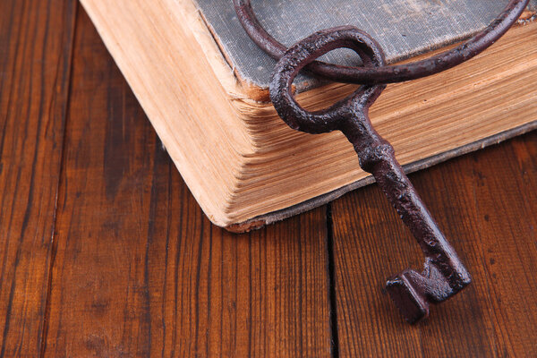 Старый ключ со старой книгой
