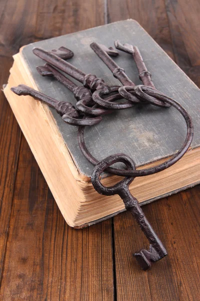 Old keys on old books — Stock Photo, Image