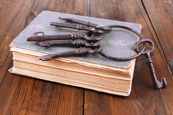 Old keys on old books — Stock Photo, Image