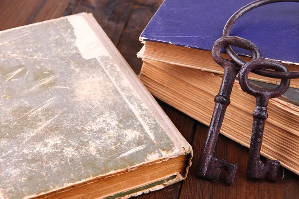 Stary klucz i stare książki — Zdjęcie stockowe