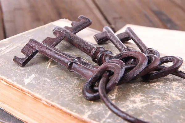 Старые ключи на старых книгах — стоковое фото