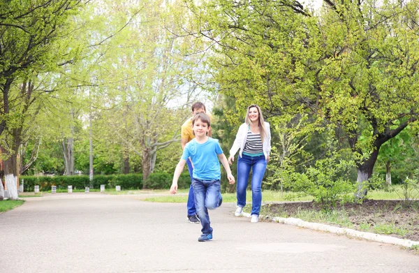 Lycklig familj, promenad i parken — Stockfoto