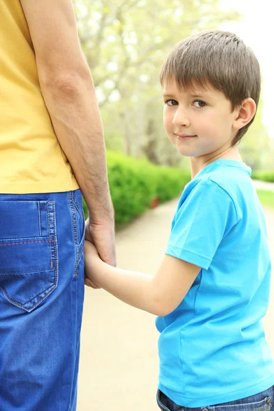 Joyeux papa et fils dans le parc — Photo