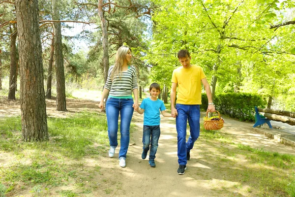 Famille heureuse, promenade dans le parc — Photo