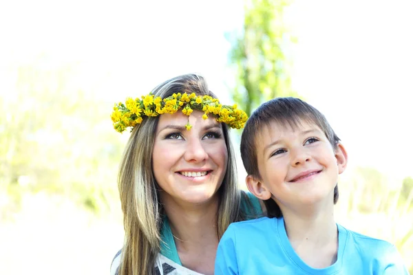 Mãe e filho felizes no parque — Fotografia de Stock