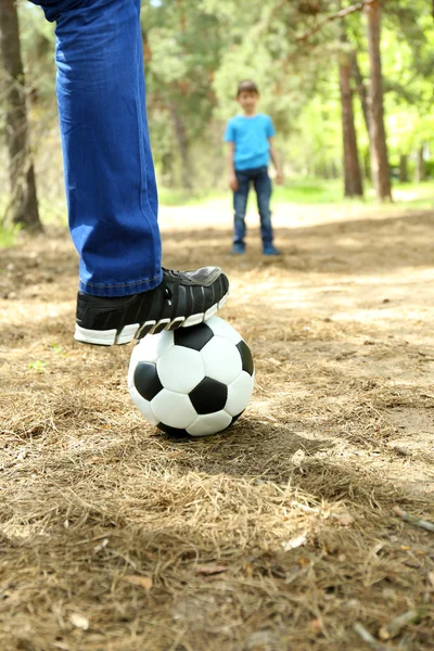 Gelukkig vader en zoon voetballen in het park — Stockfoto