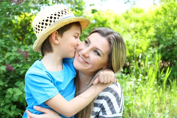 Glad mamma och son i parken — Stockfoto