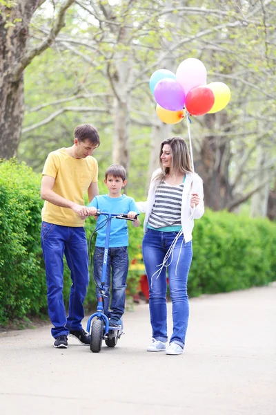 Szczęśliwą rodzinę, spacer w parku — Zdjęcie stockowe