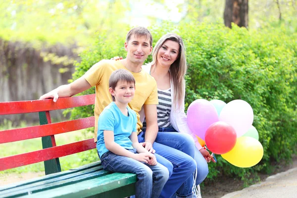 Família feliz no parque — Fotografia de Stock