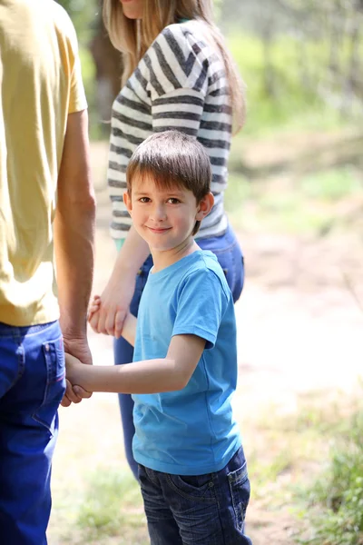 Gelukkige familie, wandeling in het park — Stockfoto