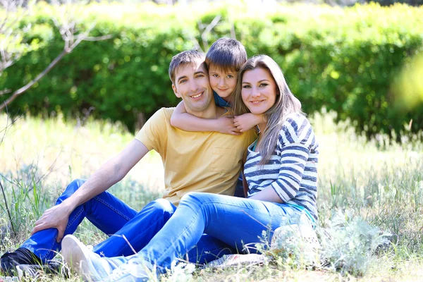 Lycklig familj i parken — Stockfoto