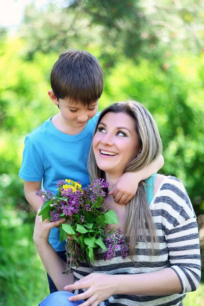 Happy mom and son in the park — Stock Photo, Image