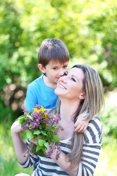 Happy mom and son in the park — Stock Photo, Image