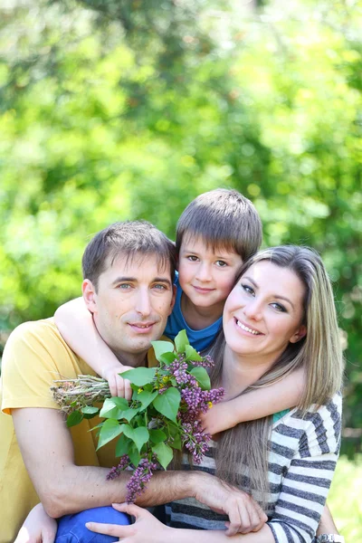 Lycklig familj i parken — Stockfoto