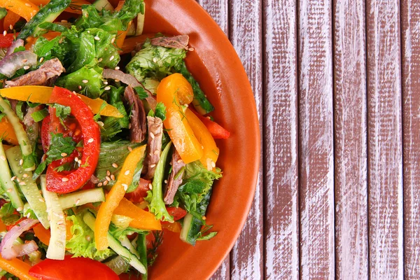 Rundvlees salade in kom — Stockfoto