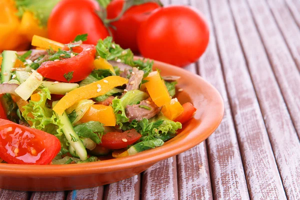 Rundvlees salade in kom — Stockfoto
