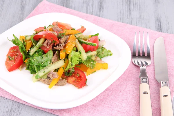 Rundvlees salade in kom — Stockfoto