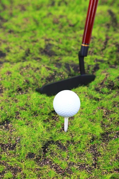 Golfball på gress – stockfoto