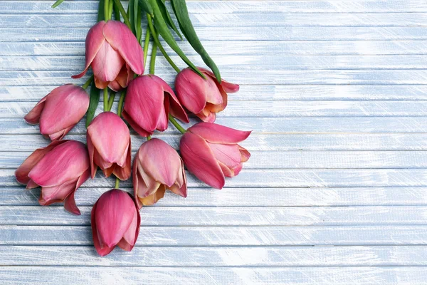 Hermosos tulipanes rosados sobre fondo de madera —  Fotos de Stock