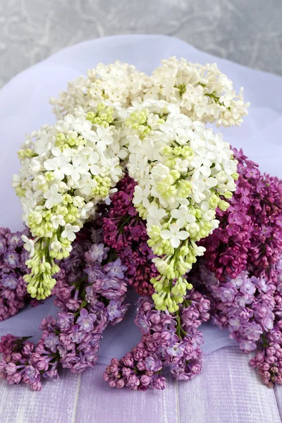 나무 테이블 아름 다운 라일락 꽃 — 스톡 사진