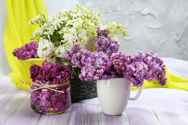 Schöne fliederfarbene Blumen auf Holztisch — Stockfoto
